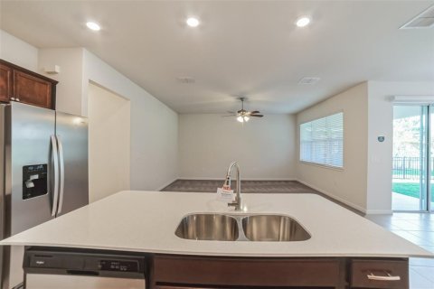 Casa en venta en Zephyrhills, Florida, 3 dormitorios, 151.9 m2 № 1277042 - foto 5