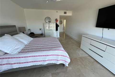 Condominio en venta en Surfside, Florida, 2 dormitorios, 161.65 m2 № 951619 - foto 13