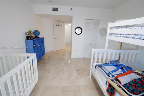 Condominio en venta en Surfside, Florida, 2 dormitorios, 161.65 m2 № 951619 - foto 17