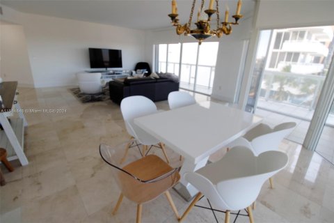 Condominio en venta en Surfside, Florida, 2 dormitorios, 161.65 m2 № 951619 - foto 10