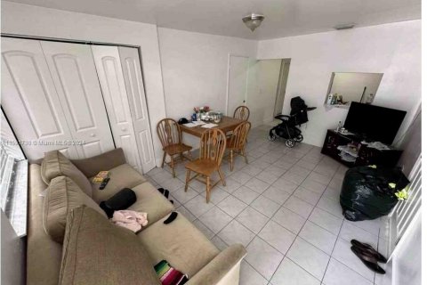 House in Miami, Florida 4 bedrooms, 127.09 sq.m. № 1181557 - photo 11