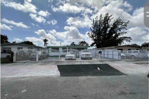 House in Miami, Florida 4 bedrooms, 127.09 sq.m. № 1181557 - photo 1