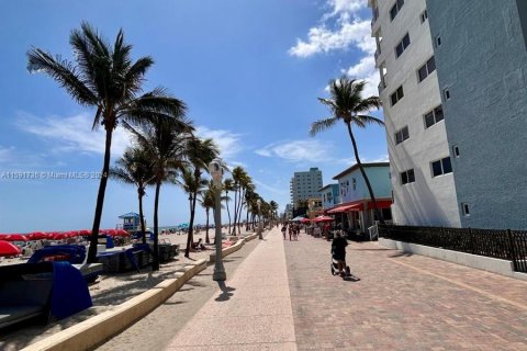 Condo in Hollywood, Florida, 1 bedroom  № 1181558 - photo 15