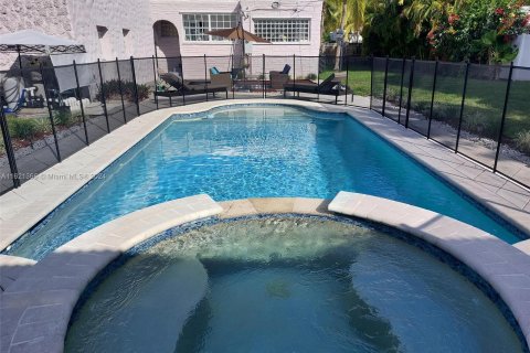 House in Hollywood, Florida 4 bedrooms, 152.17 sq.m. № 1268994 - photo 1