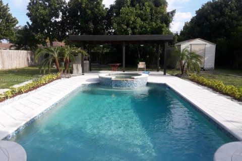 House in Hollywood, Florida 4 bedrooms, 152.17 sq.m. № 1268994 - photo 4