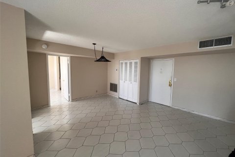 Condo in Hillsboro Beach, Florida, 2 bedrooms  № 1168866 - photo 11