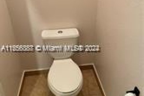 Condo in Doral, Florida, 2 bedrooms  № 1356645 - photo 7