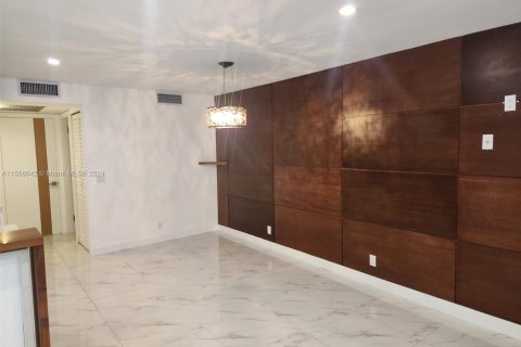 Condo in Pembroke Pines, Florida, 1 bedroom  № 1119621 - photo 2