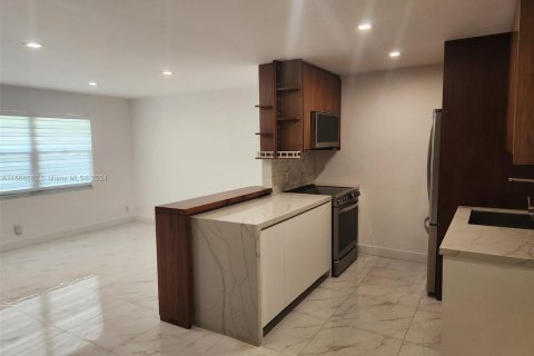 Condo in Pembroke Pines, Florida, 1 bedroom  № 1119621 - photo 1