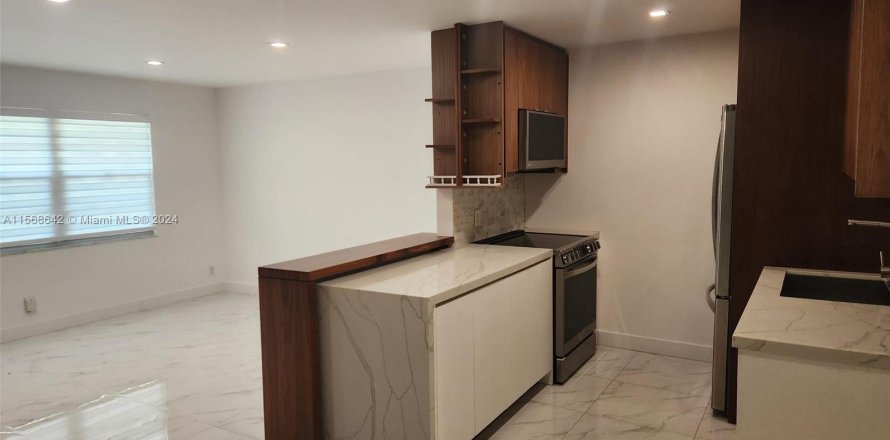 Condo in Pembroke Pines, Florida, 1 bedroom  № 1119621