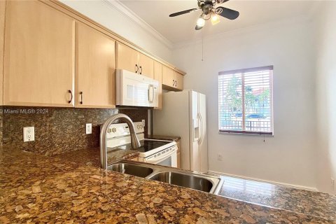 Townhouse in North Miami, Florida 2 bedrooms, 107.95 sq.m. № 1232219 - photo 6