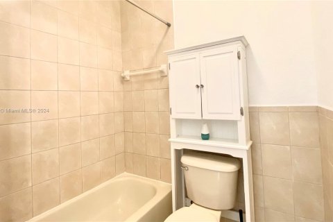 Townhouse in North Miami, Florida 2 bedrooms, 107.95 sq.m. № 1232219 - photo 21