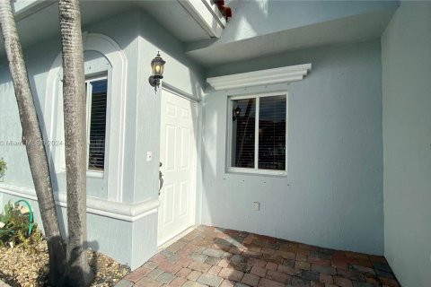 Townhouse in North Miami, Florida 2 bedrooms, 107.95 sq.m. № 1232219 - photo 1