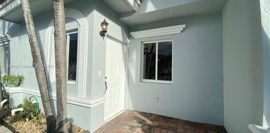 Townhouse in North Miami, Florida 2 bedrooms, 107.95 sq.m. № 1232219