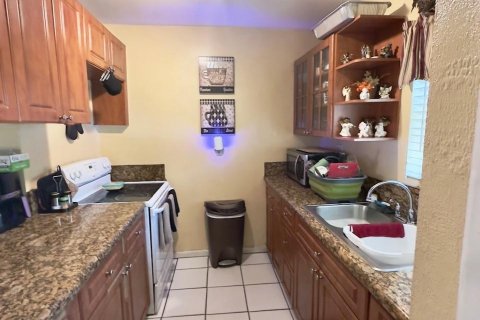 Townhouse in Lauderhill, Florida 2 bedrooms, 111.48 sq.m. № 1007680 - photo 2