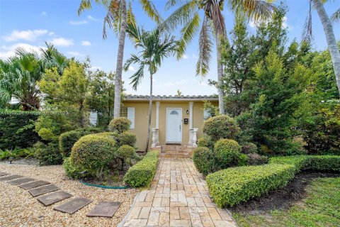 Villa ou maison à vendre à Surfside, Floride: 3 chambres, 150.22 m2 № 538518 - photo 1