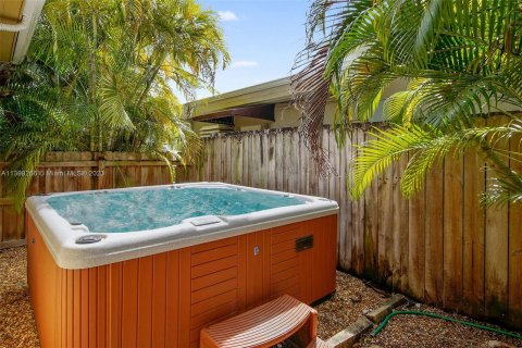 Villa ou maison à vendre à Surfside, Floride: 3 chambres, 150.22 m2 № 538518 - photo 19