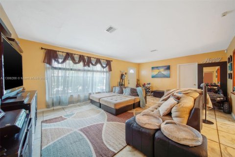 Villa ou maison à vendre à Surfside, Floride: 3 chambres, 150.22 m2 № 538518 - photo 2