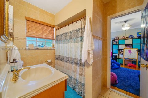 Casa en venta en Surfside, Florida, 3 dormitorios, 150.22 m2 № 538518 - foto 12