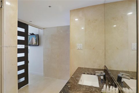 Condo in Miami Beach, Florida, 2 bedrooms  № 538474 - photo 24