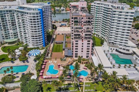 Condo in Miami Beach, Florida, 2 bedrooms  № 538474 - photo 2