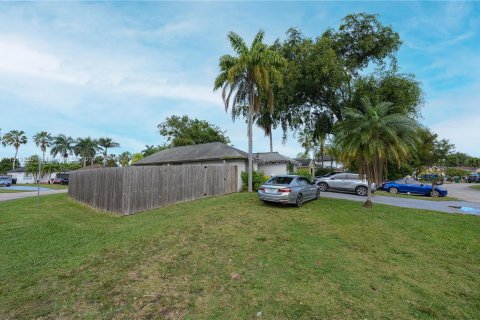 House in Florida City, Florida 4 bedrooms, 103.68 sq.m. № 1011171 - photo 15