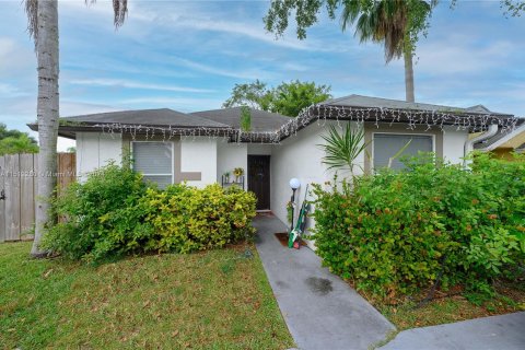 House in Florida City, Florida 4 bedrooms, 103.68 sq.m. № 1011171 - photo 2