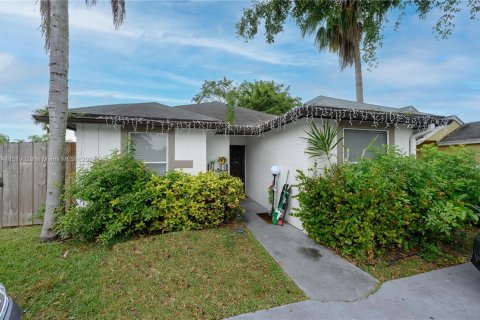 House in Florida City, Florida 4 bedrooms, 103.68 sq.m. № 1011171 - photo 1