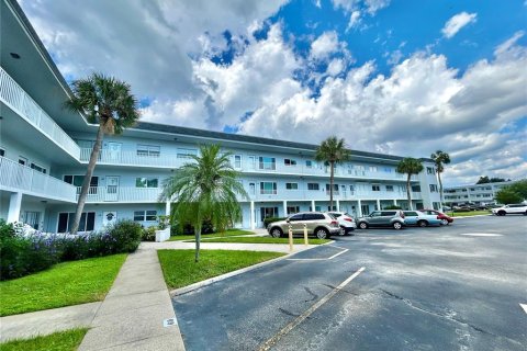 Condo in Clearwater, Florida, 2 bedrooms  № 1376762 - photo 1