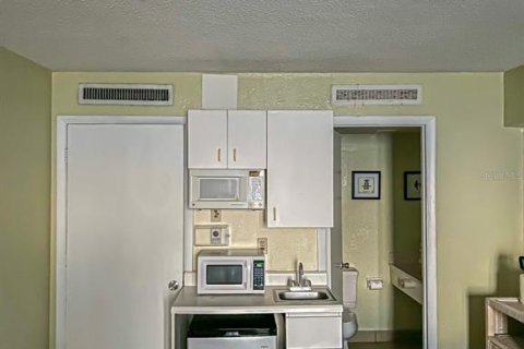 Condo in Daytona Beach Shores, Florida, 1 bedroom  № 1105117 - photo 8