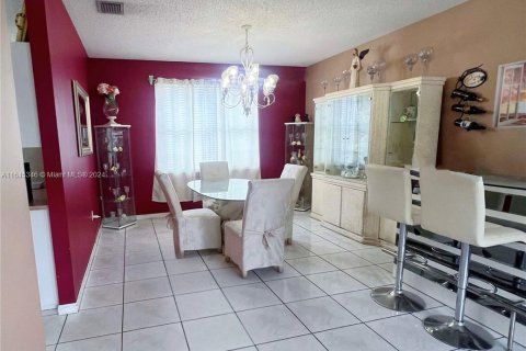 House in Davie, Florida 4 bedrooms, 197.32 sq.m. № 1329783 - photo 8