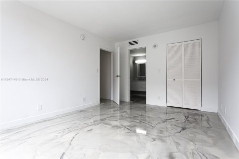 Condominio en venta en Sunny Isles Beach, Florida, 1 dormitorio, 71.26 m2 № 1329780 - foto 22