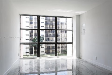 Condo in Sunny Isles Beach, Florida, 1 bedroom  № 1329780 - photo 15