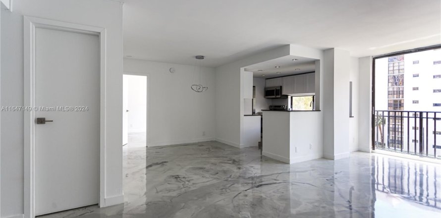 Condominio en Sunny Isles Beach, Florida, 1 dormitorio  № 1329780