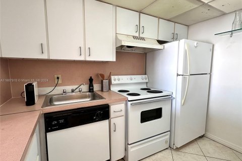 Condo in Miami Beach, Florida, 1 bedroom  № 1428432 - photo 2