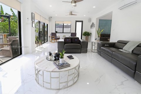 Casa en venta en Homestead, Florida, 4 dormitorios, 270.16 m2 № 1098501 - foto 12