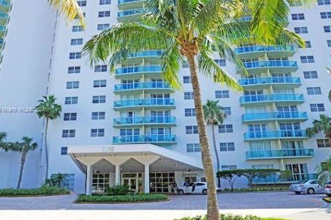 Condo in Sunny Isles Beach, Florida, 2 bedrooms  № 1421394 - photo 5