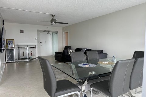 Condominio en venta en Sunny Isles Beach, Florida, 1 dormitorio, 102.56 m2 № 944374 - foto 9