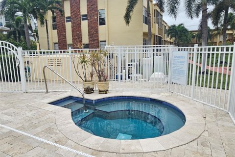 Condominio en venta en Hallandale Beach, Florida, 1 dormitorio, 99.5 m2 № 940867 - foto 8