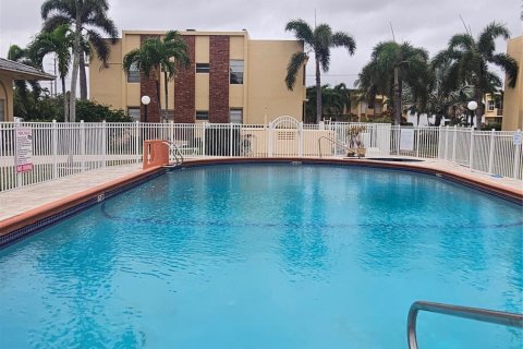 Condominio en venta en Hallandale Beach, Florida, 1 dormitorio, 99.5 m2 № 940867 - foto 11