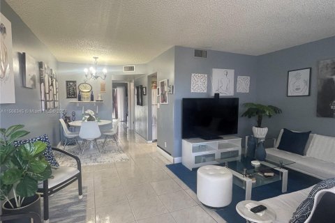 Condo in Sunrise, Florida, 1 bedroom  № 1135752 - photo 3