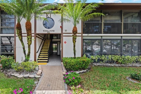 Condo in Tamarac, Florida, 2 bedrooms  № 1081285 - photo 1