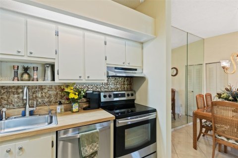 Condo in Tamarac, Florida, 2 bedrooms  № 1081285 - photo 14