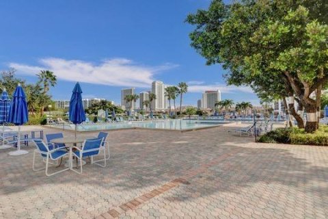 Condominio en venta en Hallandale Beach, Florida, 2 dormitorios, 130.06 m2 № 962346 - foto 19