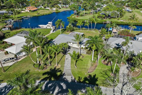 House in Stuart, Florida 4 bedrooms, 207.92 sq.m. № 1154096 - photo 2