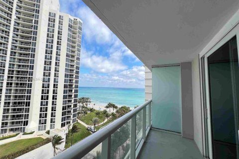 Condominio en venta en Sunny Isles Beach, Florida, 33.44 m2 № 1000597 - foto 1