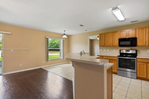 House in Vero Beach, Florida 3 bedrooms, 145.21 sq.m. № 1154969 - photo 17