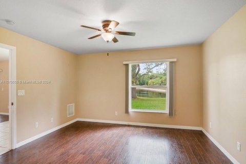 House in Vero Beach, Florida 3 bedrooms, 145.21 sq.m. № 1154969 - photo 27