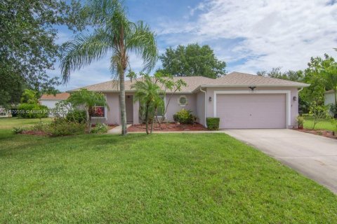 House in Vero Beach, Florida 3 bedrooms, 145.21 sq.m. № 1154969 - photo 1