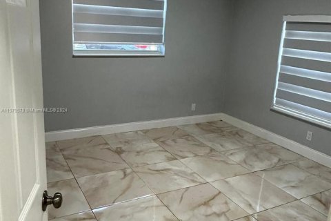 Immobilier commercial à vendre à West Palm Beach, Floride: 241.55 m2 № 1154970 - photo 3